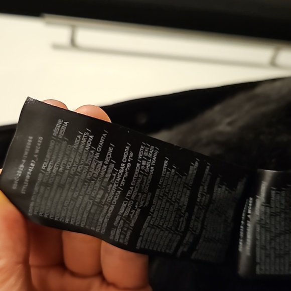 Guess. Jacket with detachable inner fur. Color Black. Inside fake fur. Size XL - Picture 15 of 16